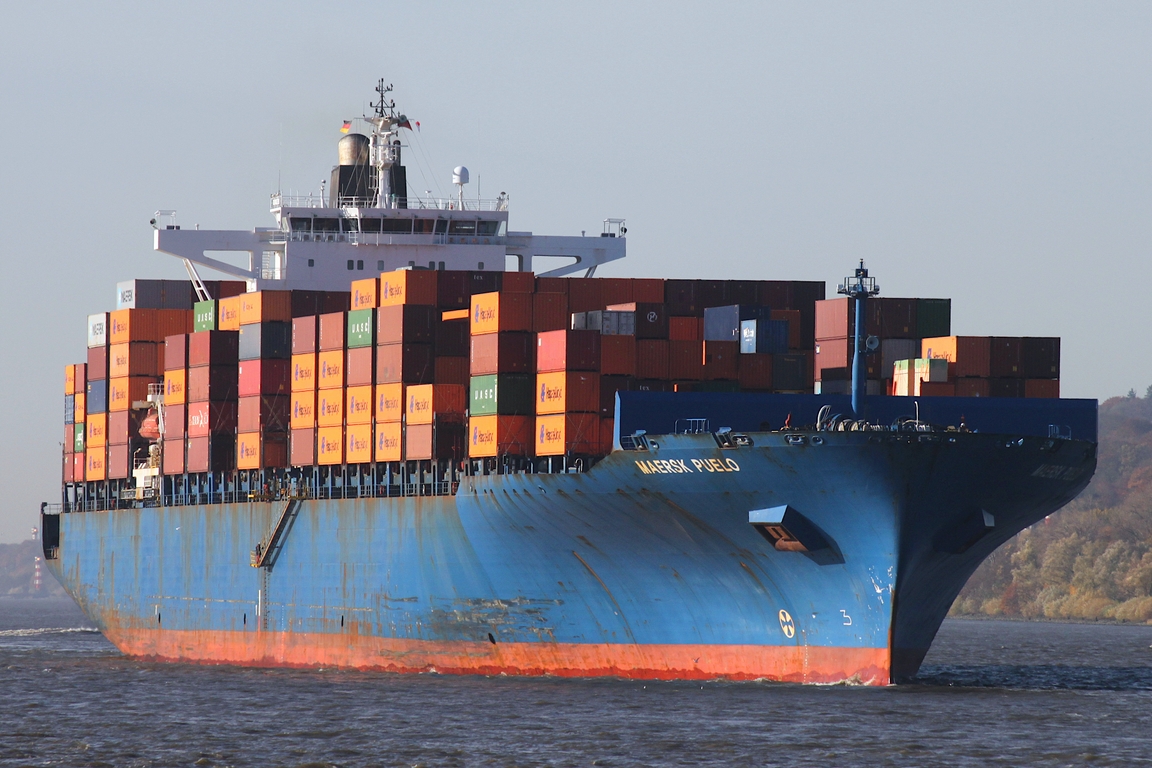 Containerfrachtschiff MAERSK PUELO (IMO 9306172); Eigner/Betreiber: Maersk; Datum: 06.11.2025; Aufnahmeort: Elbe/Hafen Hamburg, Deutschland. 