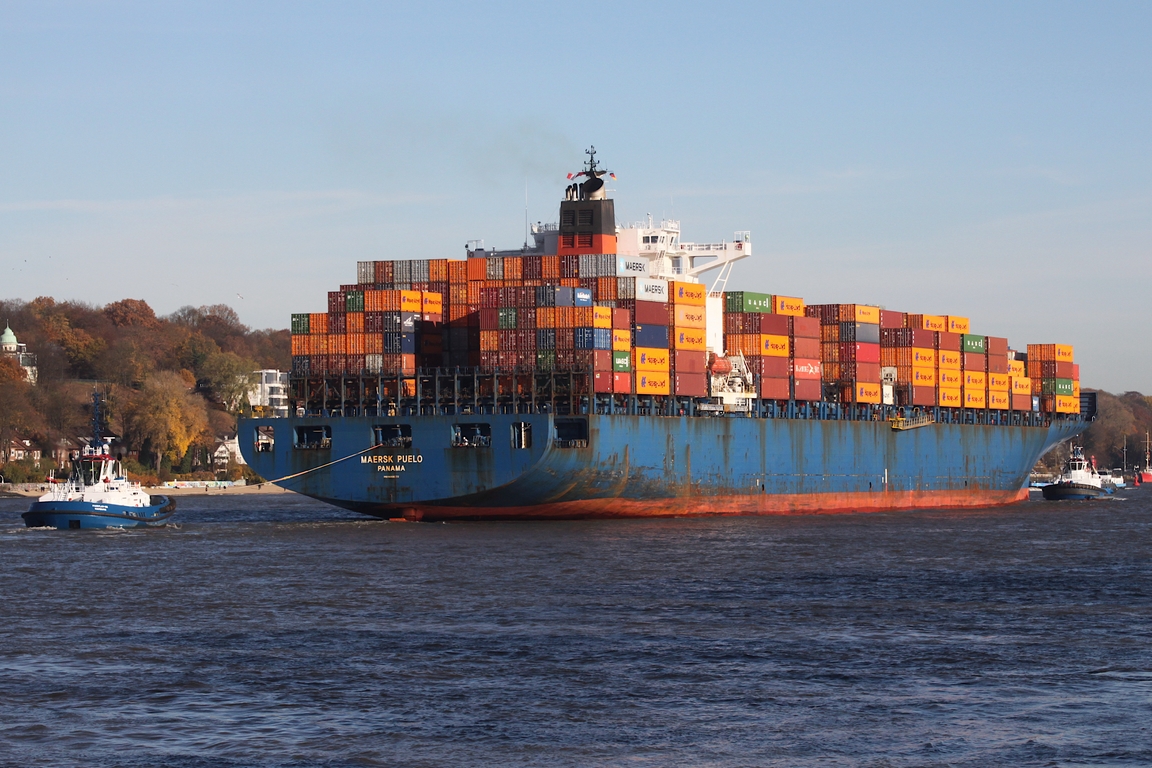 Containerfrachtschiff MAERSK PUELO (IMO 9306172); Eigner/Betreiber: Maersk; Datum: 06.11.2025; Aufnahmeort: Elbe/Hafen Hamburg, Deutschland.