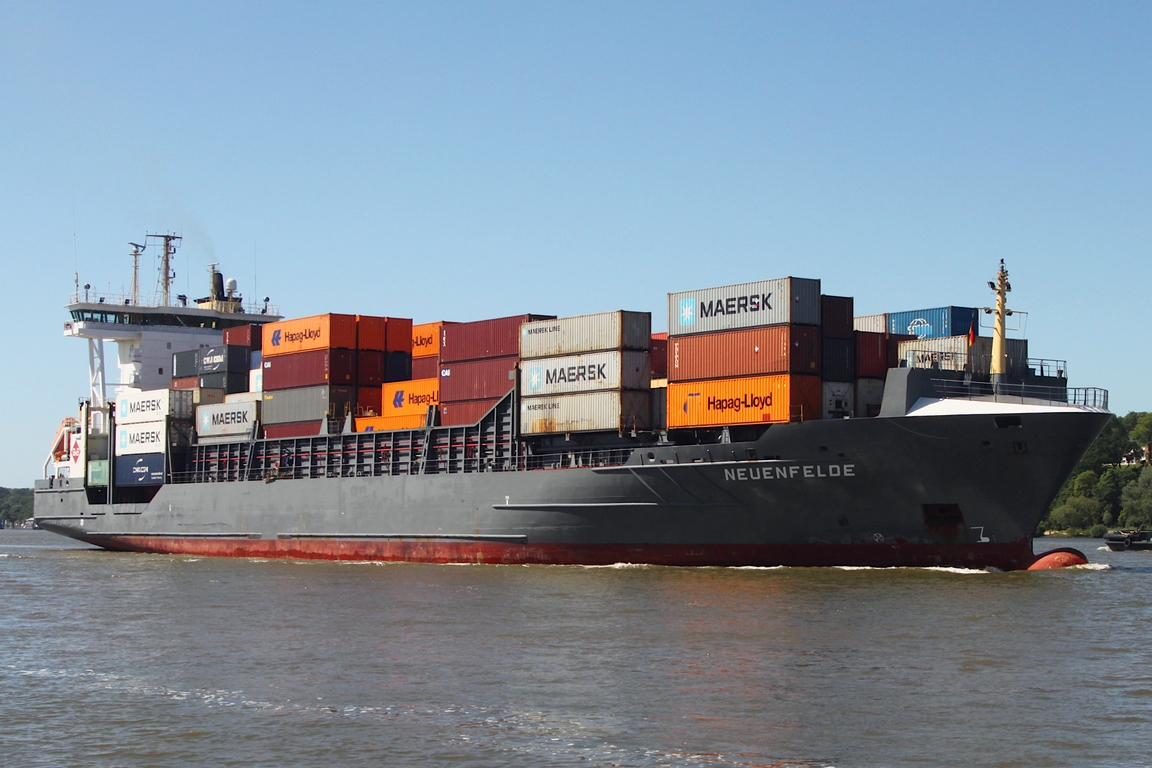 Containerfrachtschiff NEUENFELDE (IMO 9231846); Datum: 28.05.2026; Aufnahmeort: Elbe/Hafen Hamburg, Deutschland.