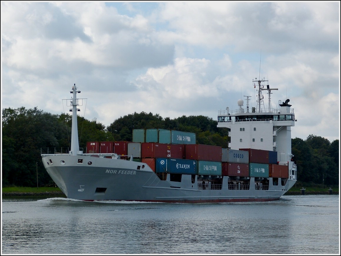 Containerfrachtschiff NOR FEEDER, Bj 1998, Flagge Gibraltar,  MMSI 236362000, IMO 9144689, L 101 m, B 18 m, Motorleistung 3875 KW, Geschwindigkeit 15 kn, auf dem Nord- Ost- See Kanal am 18.09.2013.  