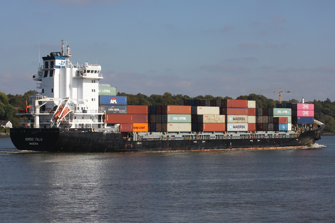 Containerfrachtschiff NORDIC ITALIA (IMO 9474395); Datum: 02.10.2025; Aufnahmeort: Elbe/Hafen Hamburg, Deutschland.