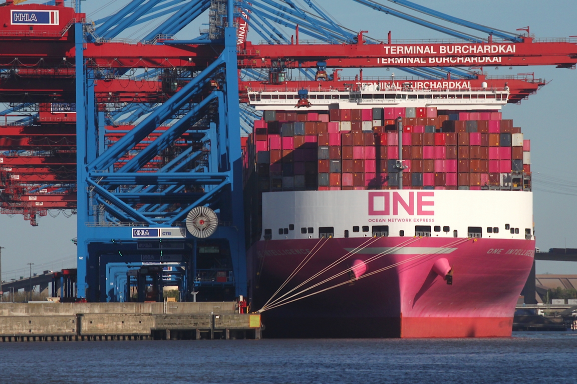 Containerfrachtschiff ONE INTELLEGENCE (IMO 9933121); Datum: 29.04.2026; Aufnahmeort: Elbe/Hafen Hamburg, Deutschland.