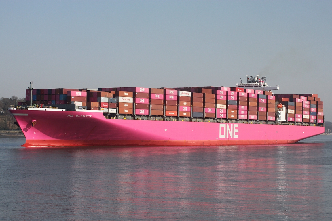 Containerfrachtschiff ONE OLYMPUS (IMO 9312987); Eigner/Betreiber: ONE; Datum: 09.03.2026; Aufnahmeort: Elbe/Hafen Hamburg, Deutschland.