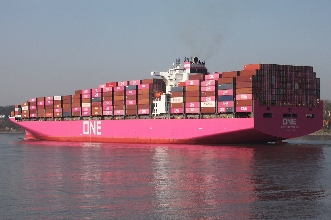 Containerfrachtschiff ONE OLYMPUS (IMO 9312987); Eigner/Betreiber: ONE; Datum: 09.03.2026; Aufnahmeort: Elbe/Hafen Hamburg, Deutschland.
