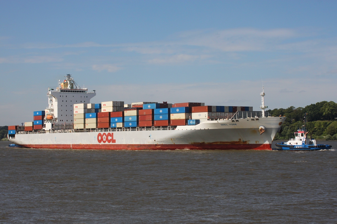 Containerfrachtschiff OOCL KOBE (IMO 9329526); Datum: 26.08.2026; Aufnahmeort: Elbe/Hafen Hamburg, Deutschland.