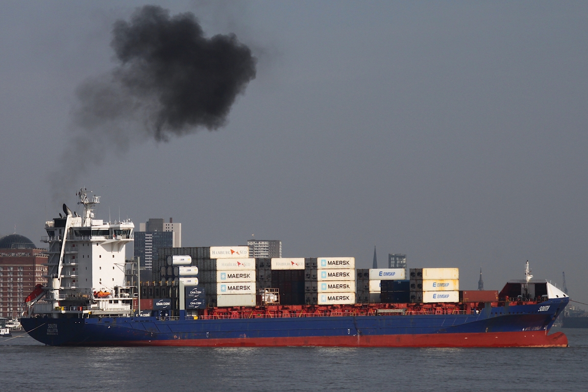 Containerfrachtschiff SOUTH (IMO 9491472); Datum: 19.03.2026; Aufnahmeort: Elbe/Hafen Hamburg, Deutschland.