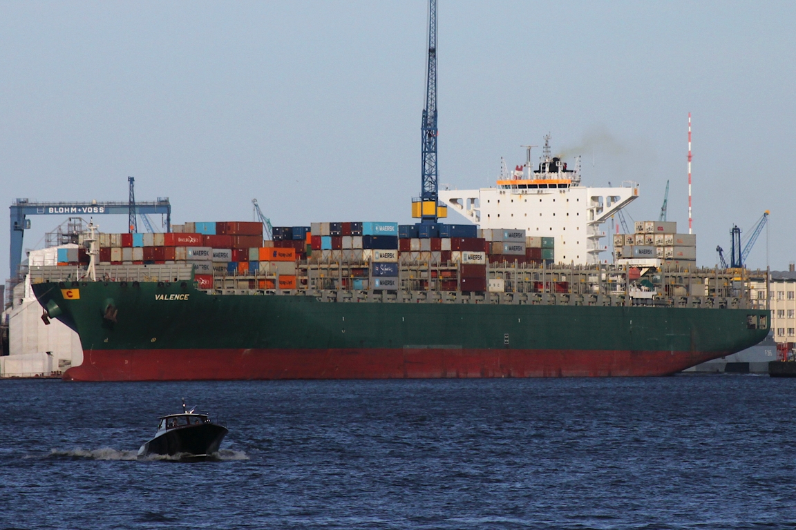 Containerfrachtschiff VALENCE (IMO 9628180); Datum: 10.08.2025; Aufnahmeort: Elbe/Hafen  Hamburg, Deutschland.