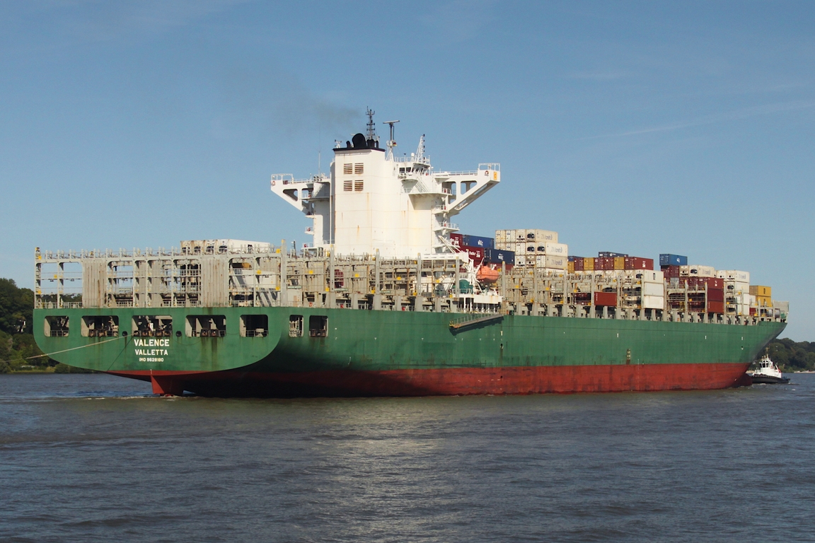 Containerfrachtschiff VALENCE (IMO 9628180); Datum: 12.08.2026; Aufnahmeort: Elbe/Hafen Hamburg, Deutschland.