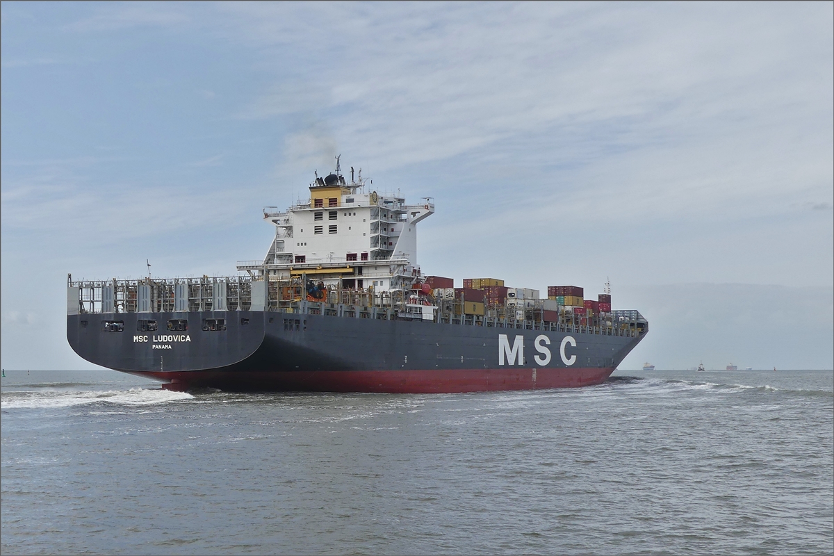 Containerschiff „MSC LUDOVICA“; IMO 9251690, Bj. 2003; L 300 m; B 40 m; Flagge Panama; mit aufnehmender fahrt hat gerade unser Boot mit einer etwas größeren Bugwelle passiert, wodurch unser Rundfahrtboot stark ins Schwanken kam.  16.09.2019 (Jeanny) 