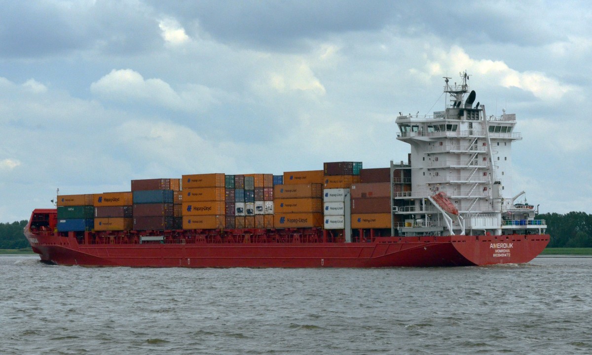 Containerschiff  Amerdijk,  Heimathafen Monrovia, IMO: 9491472 auf dem Weg zum Hamburger Hafen passiert am 05.06.2014 das Schulauer  Fährhaus . Baujahr: 2010, TEU: 1349, L; 168,10m, B; 25,60m, Tiefg; 10,50m, Geschwindigkeit 20,0 kn.