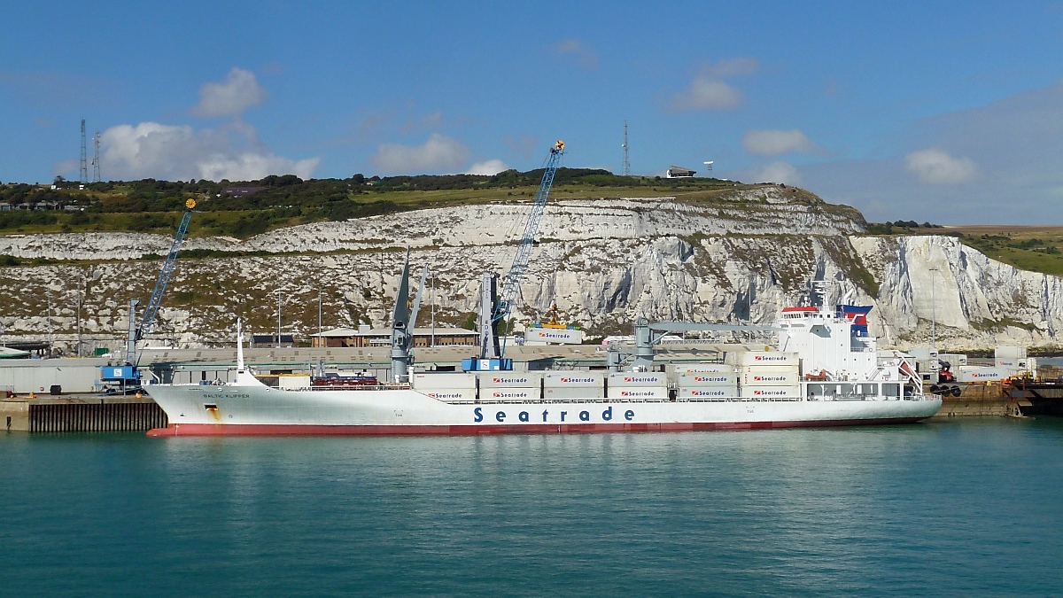 Containerschiff  Baltic Clipper  wird im Hafen von Dover beladen, 11.9.16