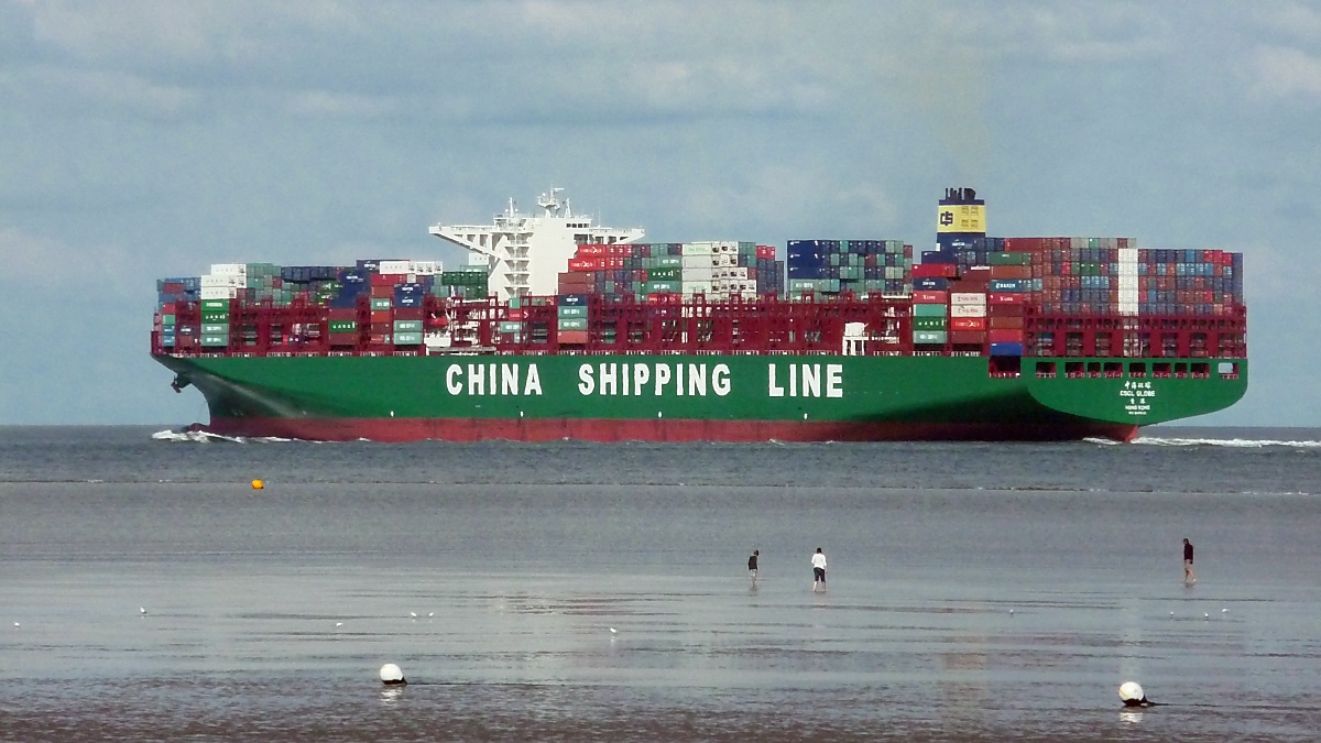 Containerschiff  CSCL Globe  am Duhner Watt bei Cuxhaven, 10.9.2015 