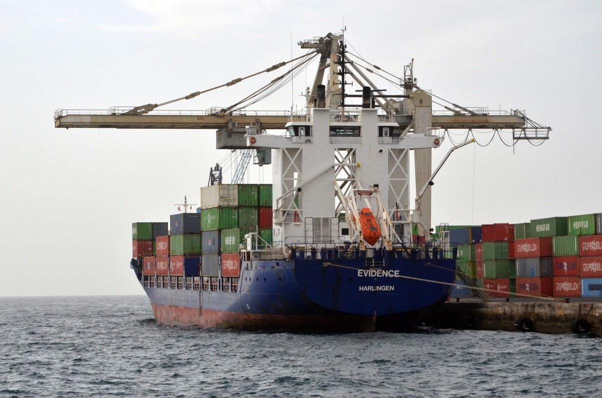 Containerschiff  EVIDENCE ,  Die 1997 gebaute EVIDENCE (IMO 9136230) liegt am 13.12.2014  im Hafen von Arrecife. Sie ist 145 m lang, 23 m breit. Heimathafen ist Harlingen.