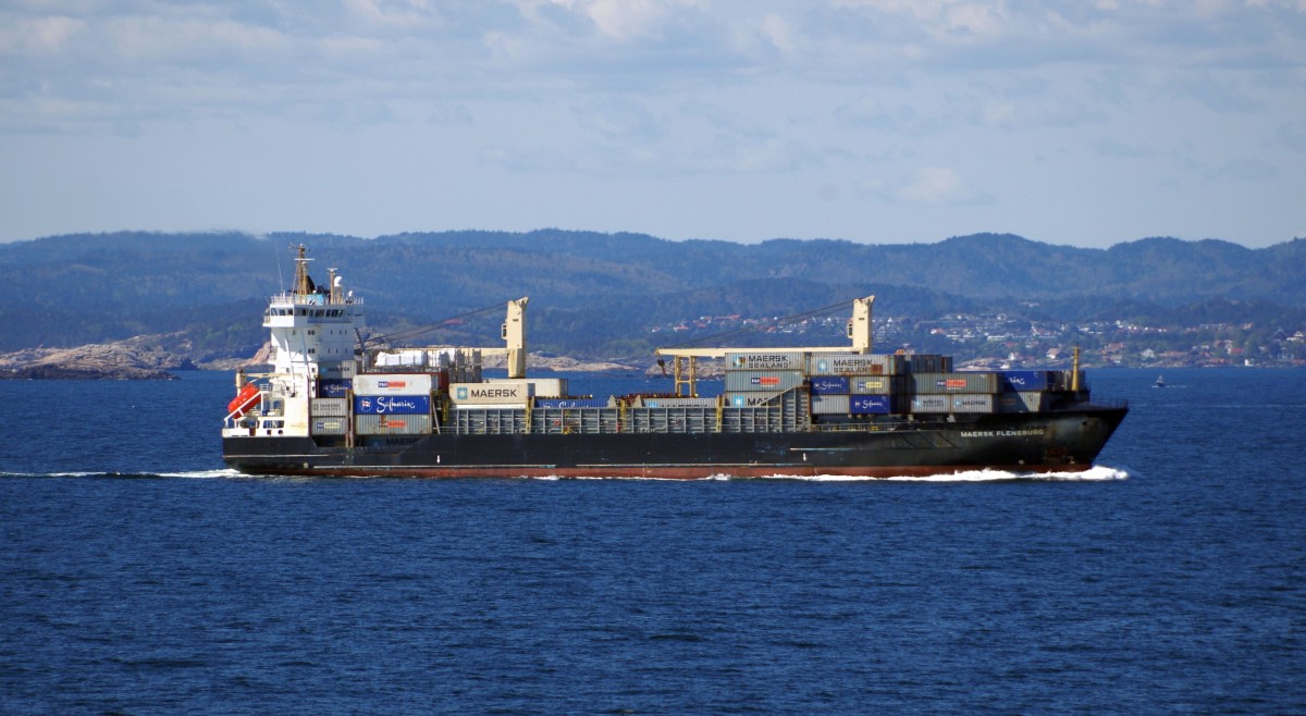 Containerschiff Maersk Flensburg am 15.05.15 einlaufend Kristiansand (NOR)