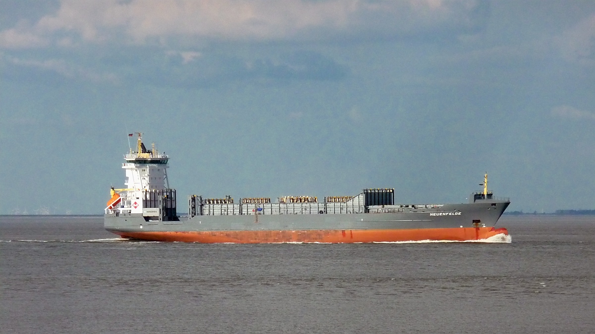 Containerschiff  Neuenfelde  vor Cuxhaven, 10.9.2015