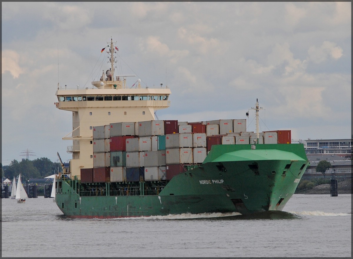 Containerschiff  Nordic Philip  fhrt an der Anlegestelle von Blankenese an mir vorbei. 21.09.2013.
