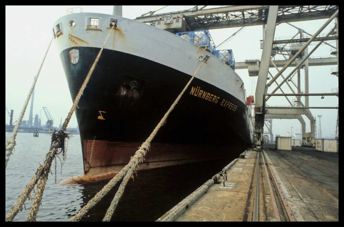 Containerschiff  Nürnberg Express  ca. 1975 in Hamburg.