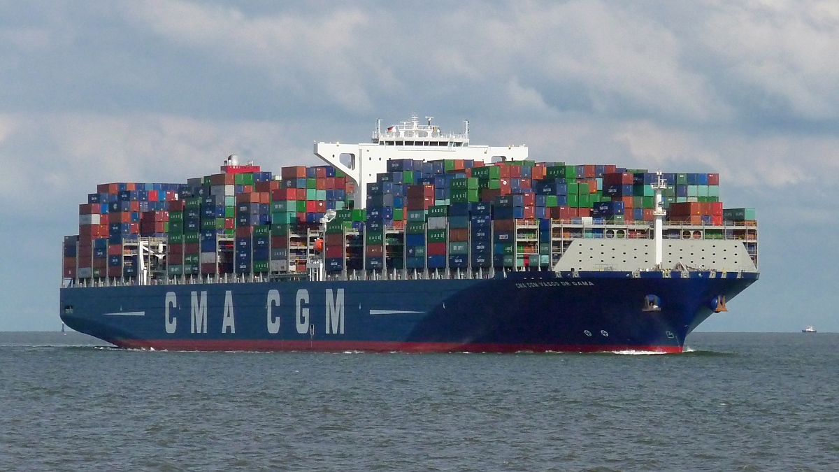 Containerschiff  Vasco de Gama  vor Cuxhaven, 10.9.2015

Das Schiff befand sich auf seiner ersten Fahrt um die Welt und ist das derzeit größte Containerschiff der Welt.