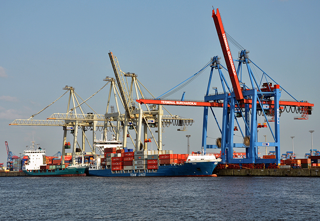 Containerschiffe  Tina  und dahinter die  Dornbusch  am Terminal Burchardkai im Hamburger-Hafen - 12.07.2013