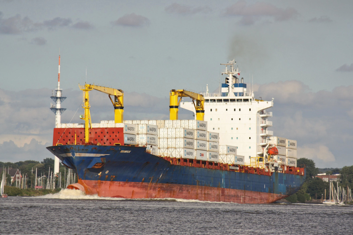 Containership BERWICK (IMO:9236638) Flagge Marschall Isand auf der Elbe am 05.09.2016