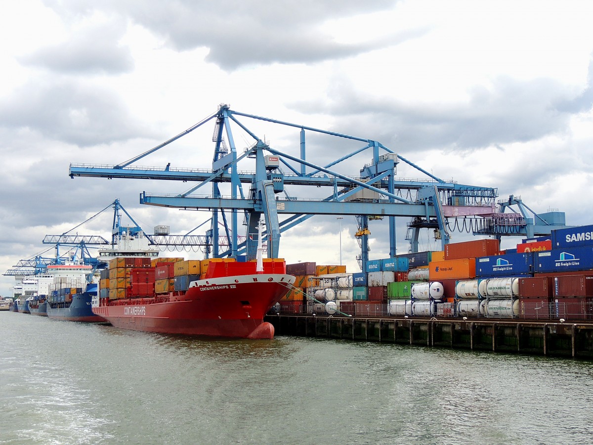 CONTAINERSHIPS-VIII(IMO:9336244; L=155m; B=32m; DWT:13400t; TEU:850; Bj.2006)beim Containerumschlag im Hafen von Rotterdam; 150620