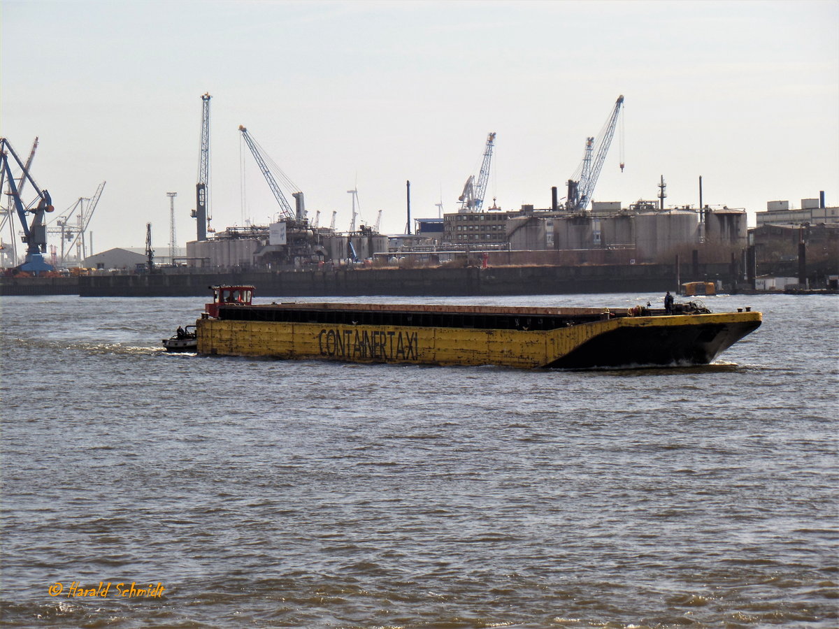 CONTAINERTAXI am 16.3.2017, Hamburg, Elbe, Höhe Überseebrücke /
Leichter (Barge) ohne Eigenantrieb / Lüa 76,5 m, B 11,4 m, Innenraum: L 64,7 m, B ca. 8 m  / Ladekapazität bis 60 TEU oder 1200 t / Eigner: Eckelmann Gruppe / Dieser Typ wurde entwickelt um u.a. die Straßen im Hafen beim Containertransport zwischen den Terminals zu entlasten. Auch der Verkehr zwischen Häfen z.B. Hamburg – Brunsbüttel kann so kostengünstig und umweltschonend durchgeführt werden.
