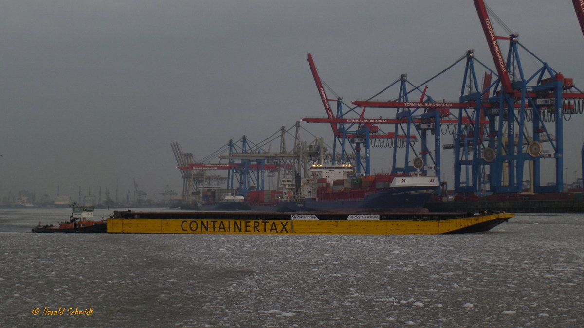 CONTAINERTAXI am 6.3.2018 bei Fahrt im Eis, geschoben von Schubschlepper KARL HEINZ (ENI 02307020) , Hamburg, Elbe, Höhe Athabaskakai /
Leichter (Barge) ohne Eigenantrieb / Lüa 76,5 m, B 11,4 m, Innenraum: L 64,7 m, B ca. 8 m  / Ladekapazität bis 60 TEU oder 1200 t / Eigner: Eckelmann Gruppe / Dieser Typ wurde entwickelt um u.a. die Straßen im Hafen beim Containertransport zwischen den Terminals zu entlasten. Auch der Verkehr zwischen Häfen z.B. Hamburg – Brunsbüttel kann so kostengünstig und umweltschonend durchgeführt werden.
