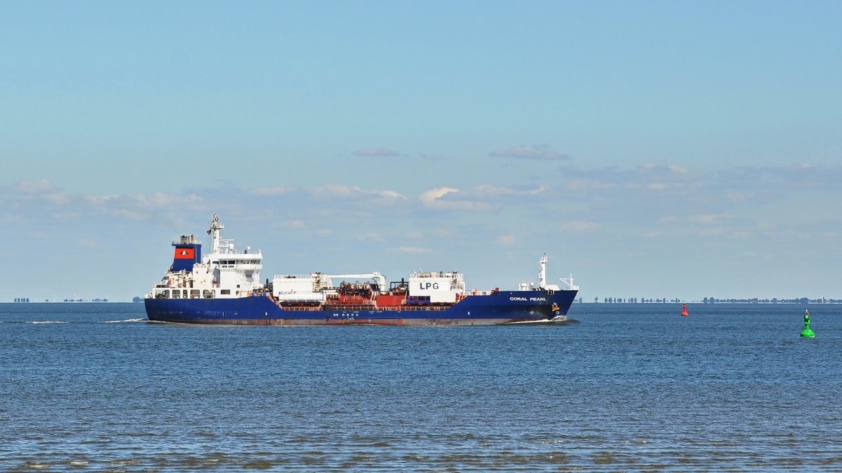 CORAL PEARL (LPG-Tankschiff, Niederlande, IMO: 9425253) elbaufwärts (Cuxhaven, 17.08.2016).