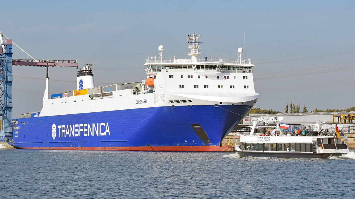 CORONA SEA (IMO: 9357597) am 6.10.2018 im Hafen von Lübeck. Rechts im Bild das Fahrgastschiff HERMES.