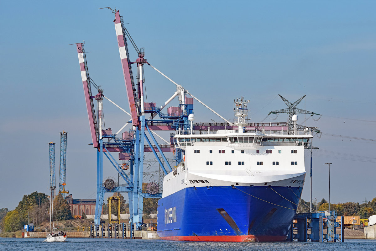 CORONA SEA (IMO: 9357597) am 6.10.2018 im Hafen von Lübeck