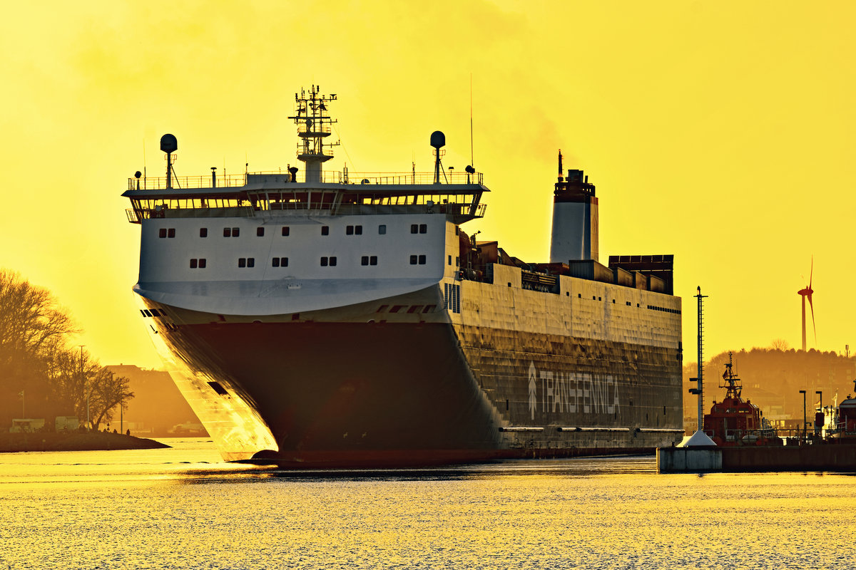 CORONA SEA (IMO: 9357597) bei Sonnenuntergang am 19.01.2020 den Hafen von Lübeck-Travemünde verlassend