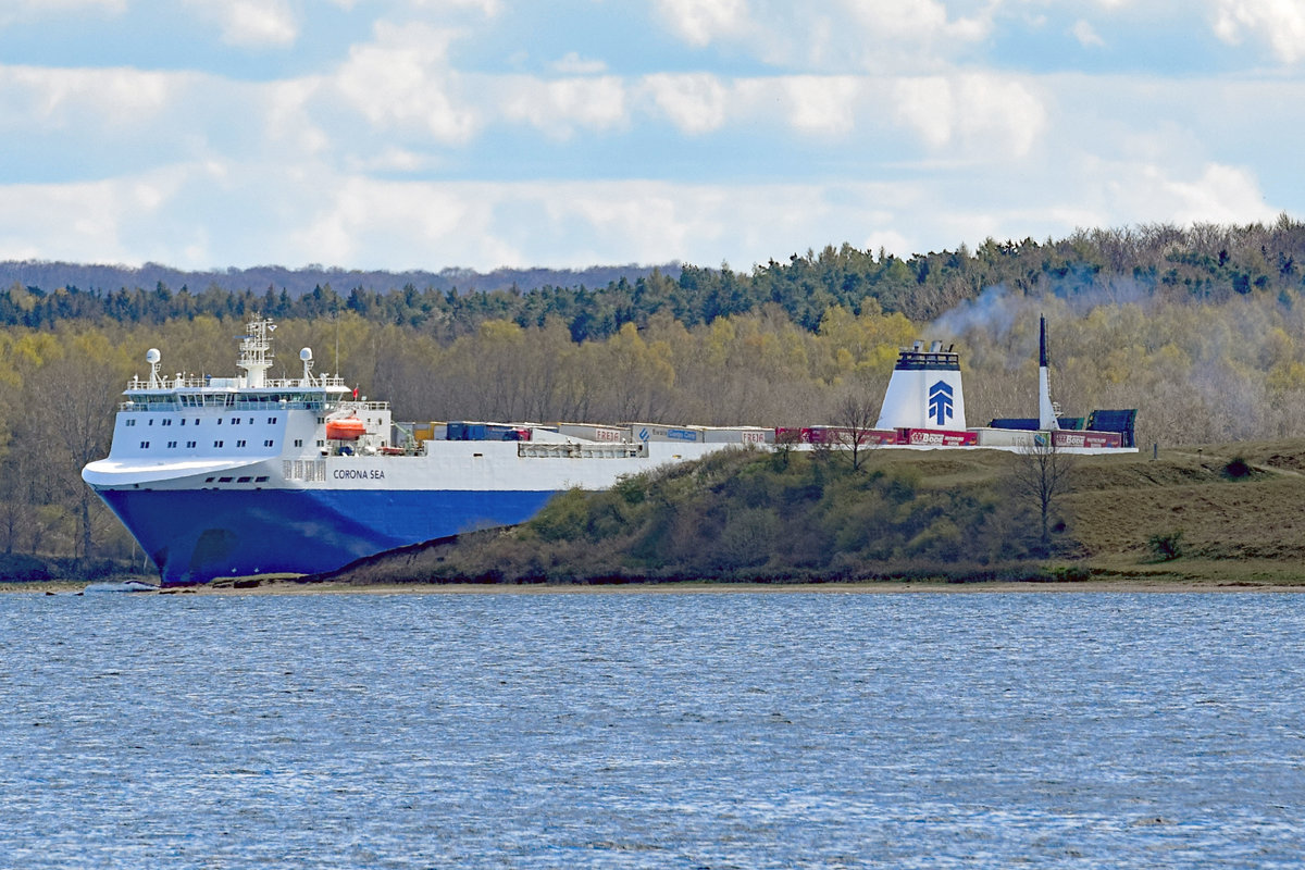 CORONA SEA (IMO 9357597, Transfennica) am 25.04.2021 auf der Trave bei Stülper Huk (bei Alt Travemünde)