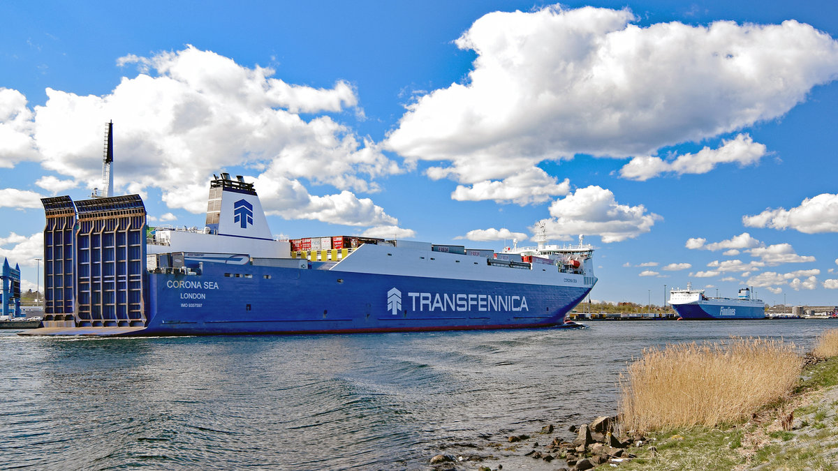 CORONA SEA (IMO 9357597, Transfennica) am 25.04.2021 auf der Trave Höhe Skandinavienkai Lübeck-Travemünde. Im Hintergrund ist die FINNTIDE (Finnlines) zu sehen.