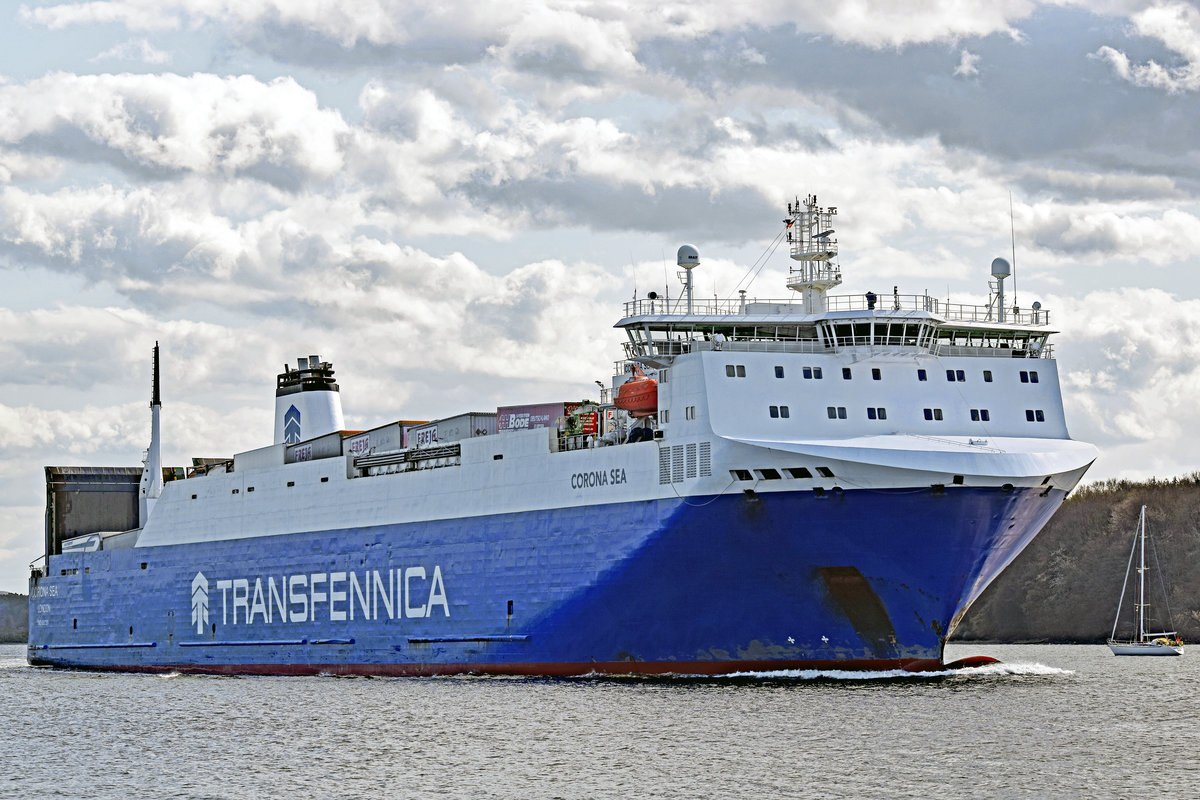 CORONA SEA (IMO 9357597,Transfennica) am 25.04.2021 auf der Trave unweit Skandinavienkai Lübeck-Travemünde