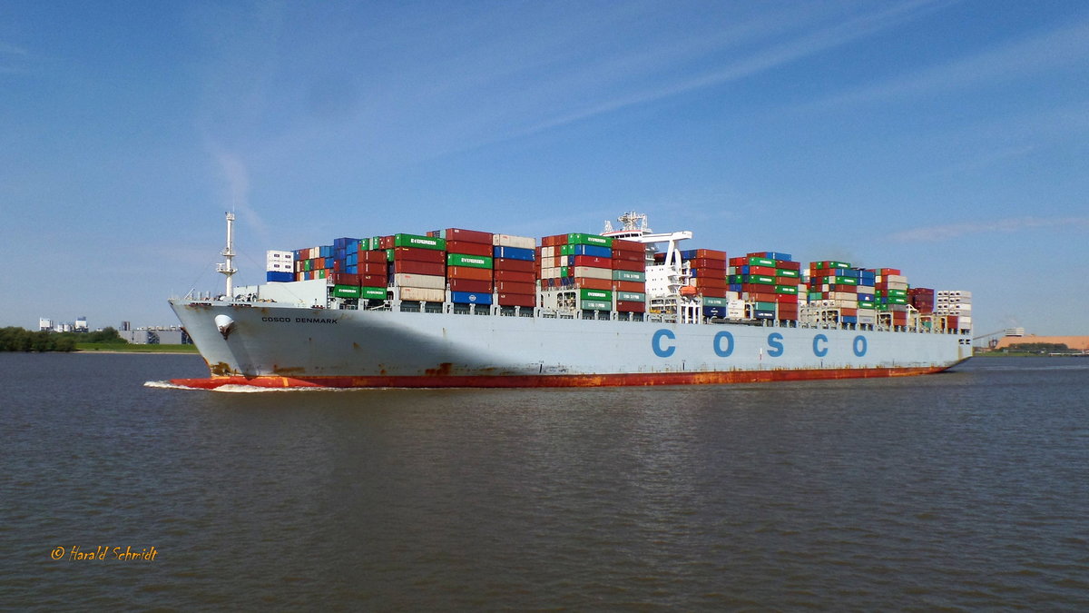 COSCO DENMARK (IMO 9516478) am 23.5.2018, Hamburg anlaufend, Elbe Höhe Stadersand /
Containerschiff / BRZ 153.666 / Lüa 366 m, B 51,2 m, Tg 15,5 m / 1 Diesel, MAN-B & W-HHI 12K98ME7, 72.240 kW, (98.219 PS), 24,3 kn / 13.386 TEU einschl. Reefer / gebaut 2014 bei Cosco Nantong Werft KHI Ship Engineering Co., Ltd, China / Eigner: COSCO Container Lines  / Flagge + Heimathafen: Hongkong  /
