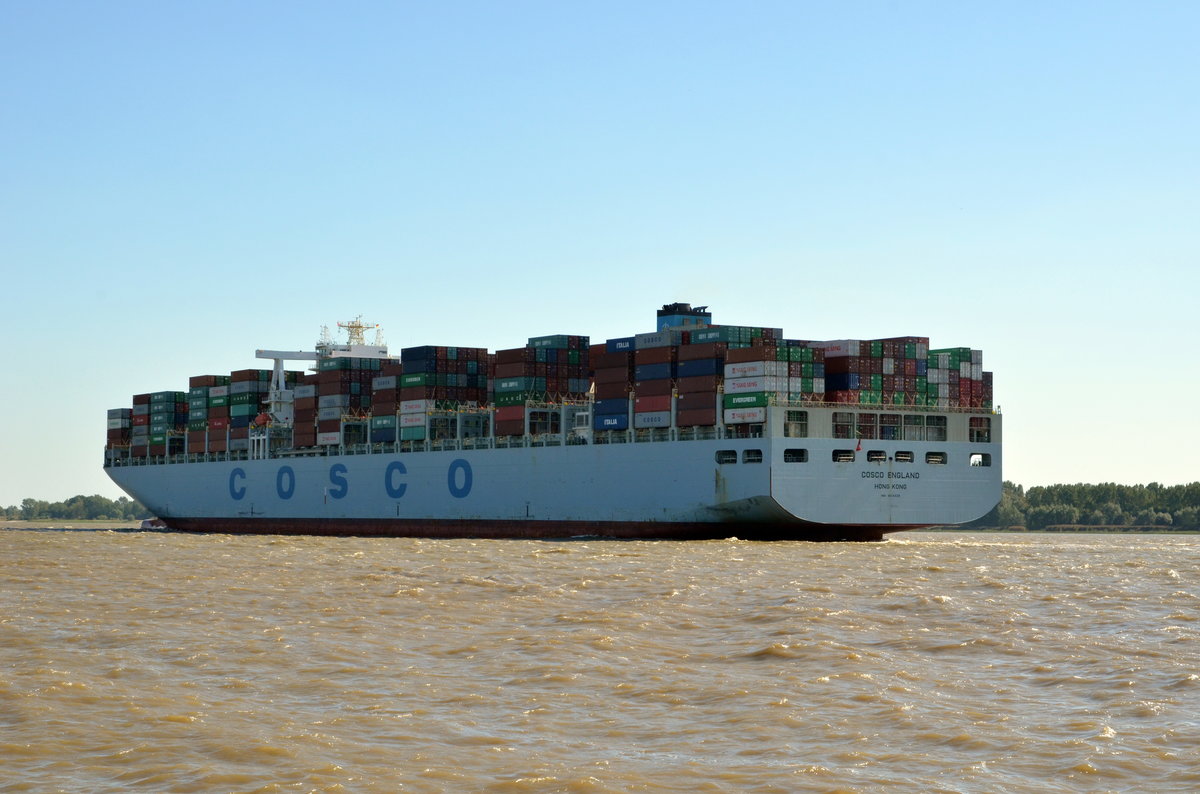 COSCO England Containerschiff  am 15.09.16 bei Wedel einlaufend nach Hamburg, IMO: 9516428 Heimathafen Hong Kong.  Baujahr: 2013, Container: 13386 TEU, Lnge: 366.00 m, Breite: 51.20 m Tiefgang: 15.50 m