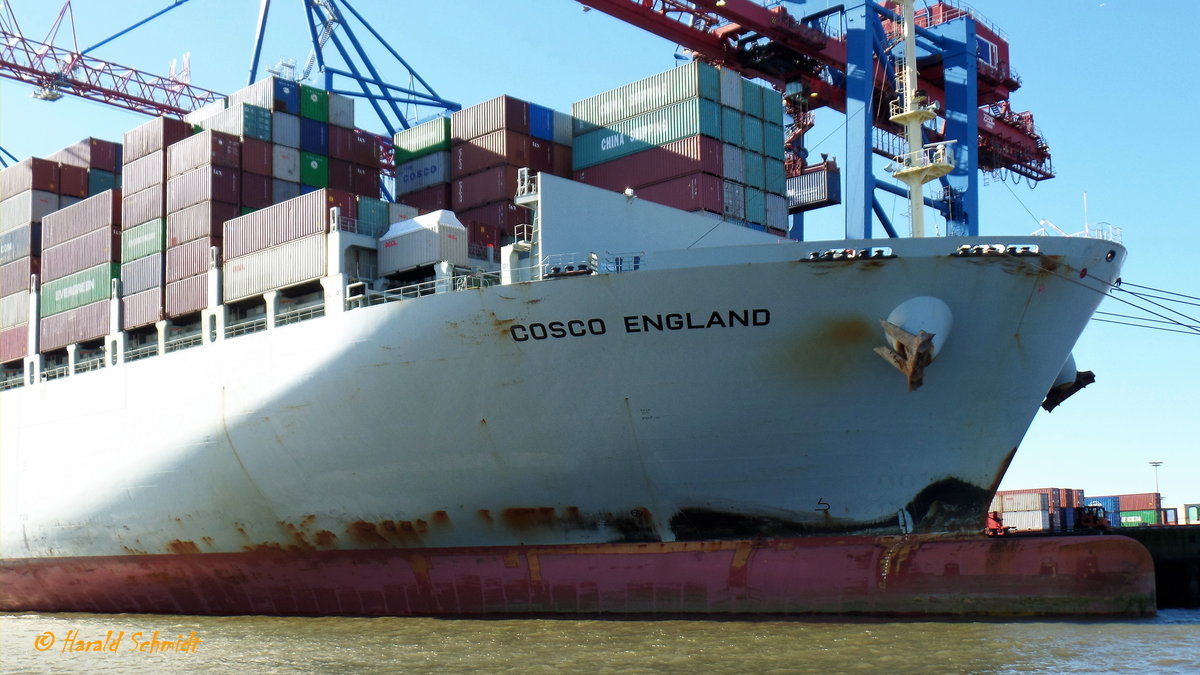 COSCO ENGLAND (IMO 9516428) am 8.10.2017, Hamburg, Elbe, Liegeplatz Tollerort Container Terminal - am Bug deutlicher Abdruck der Bugwelle, wahrscheinlich durch Schweröl  gefahren  /

Containerschiff / BRZ 153.666  / Lüa 366 m, B 51,2 m, Tg 15,5 m / 1 Diesel, SUL 12RT96-flex CD , 72360 kW ( PS), 24 kn / TEU 13386 / Gebaut 2013 bei NANTONG SHIPYARD - NANTONG, CHINA / Eigner+Manager: COSCON - SHANGHAI, CHINA, Flagge: China, Heimathafen: Hong Kong, 