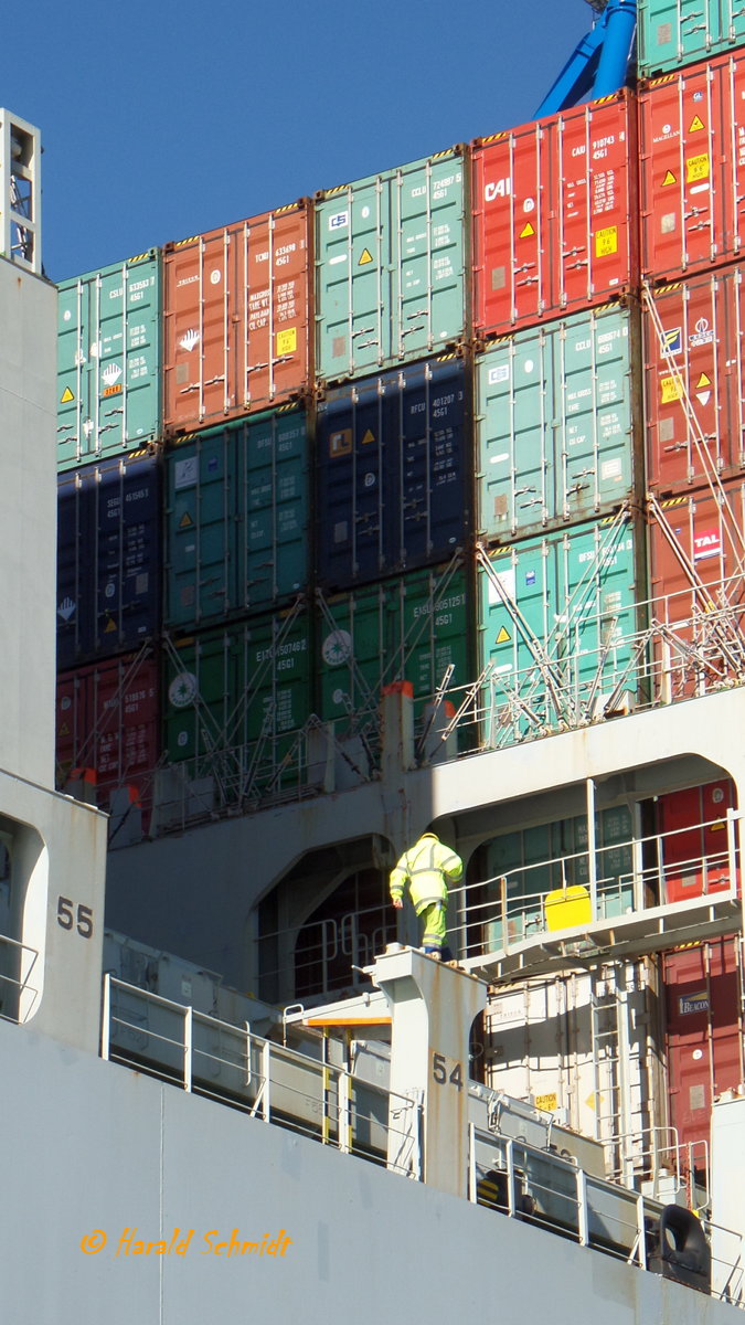 COSCO ENGLAND (IMO 9516428) am 8.10.2017, Hamburg, Elbe, Liegeplatz Tollerort Container Terminal – man beachte den Mann auf Pfeiler 54 -  /

Containerschiff / BRZ 153.666  / Lüa 366 m, B 51,2 m, Tg 15,5 m / 1 Diesel, SUL 12RT96-flex CD , 72360 kW ( PS), 24 kn / TEU 13386 / Gebaut 2013 bei NANTONG SHIPYARD - NANTONG, CHINA / Eigner+Manager: COSCON - SHANGHAI, CHINA, Flagge: China, Heimathafen: Hong Kong, 