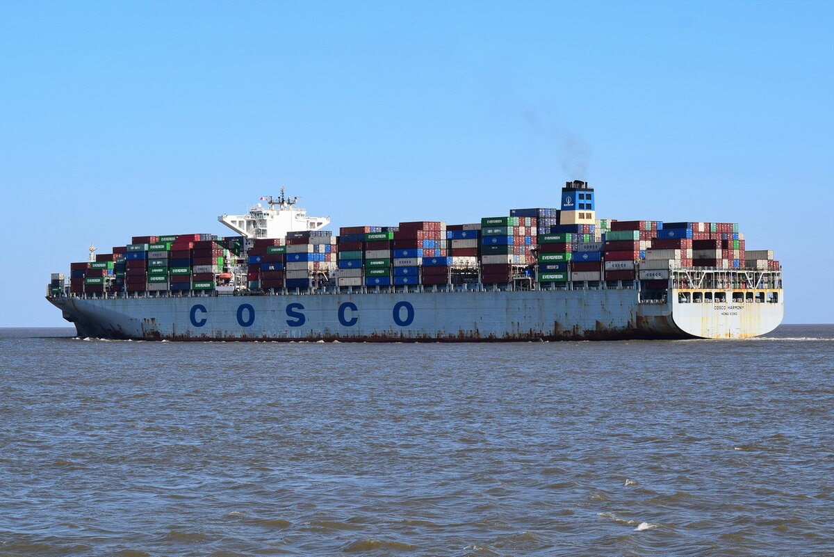 COSCO HARMONY , Containerschiff , IMO 9472177 , Baujahr 2011 , 366 x 48.32 m , 13092  TEU , Cuxhaven , 22.04.2022