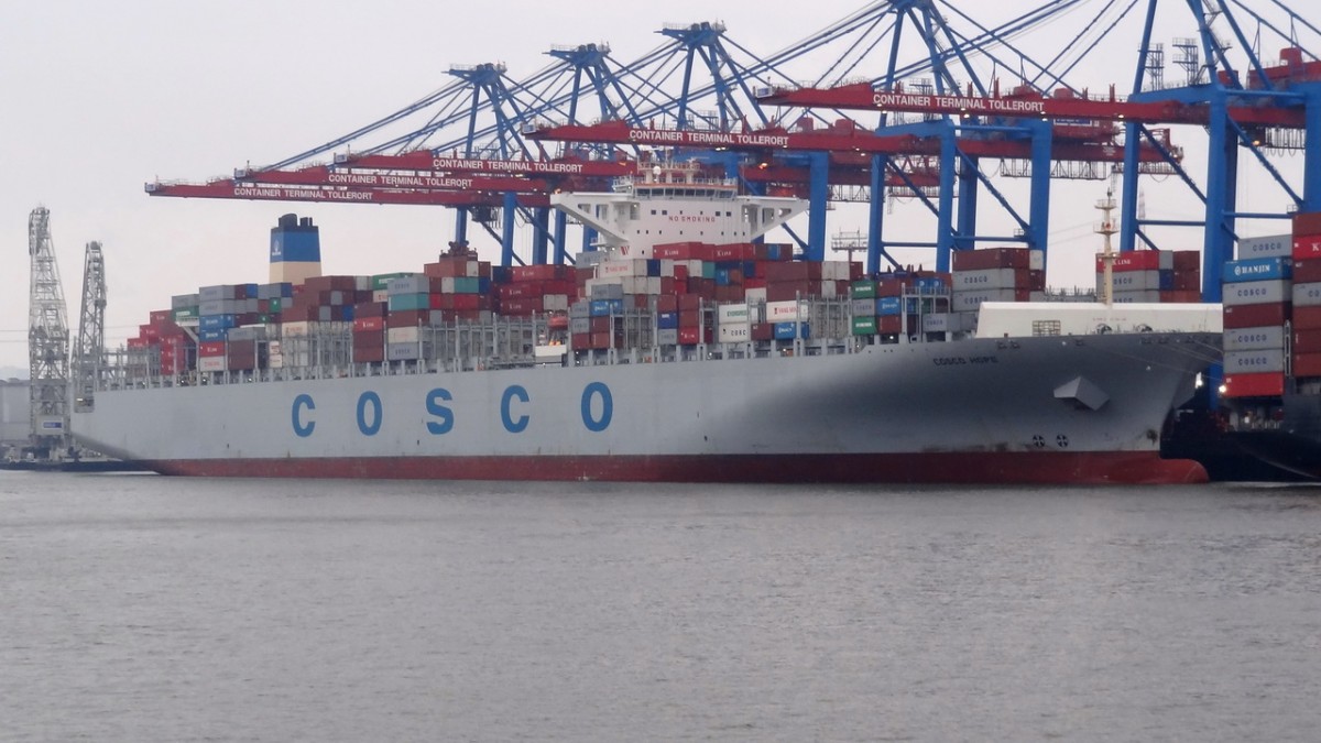 COSCO  HOPE  Containerschiff      Hamburg-Hafen    8.12.2013  

366 x 48 m


