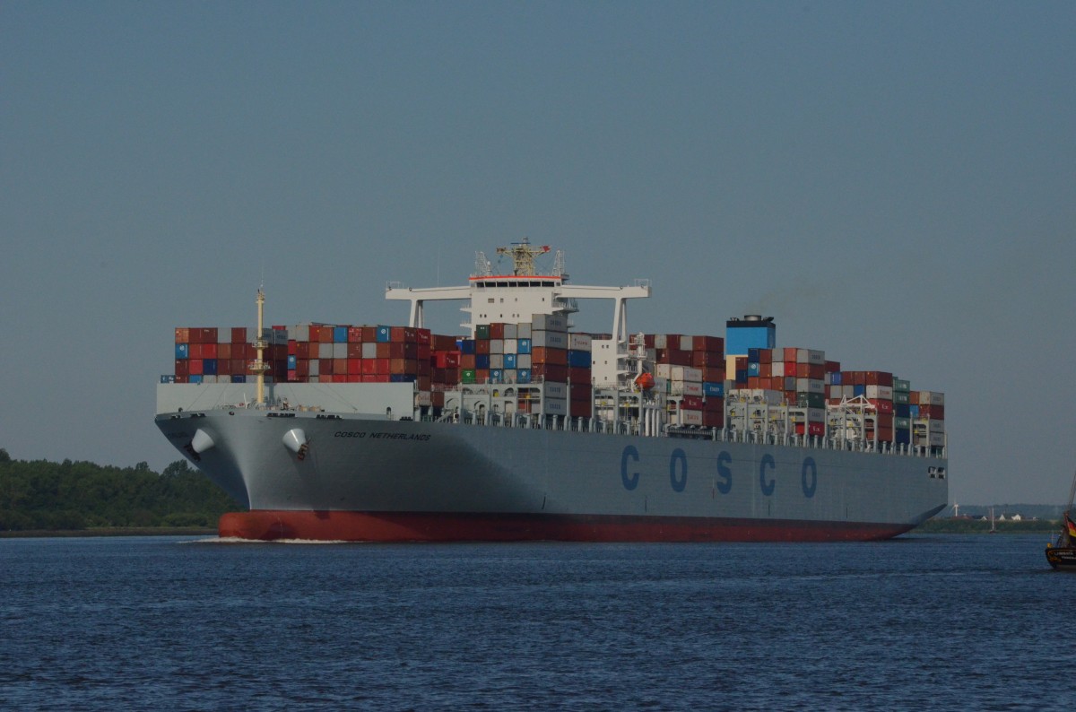 COSCO Nedherlands, ein Super Containerschiff bei Wedel am 06.06.2014 Richtung  Hafen Hamburg, Heimathafen Hongkong IMO: 9516430  Technische Daten: Baujahr 2013,L; 366m, B;51,20m,T; 15,50m, Teu 13386. 22,5 Kn.