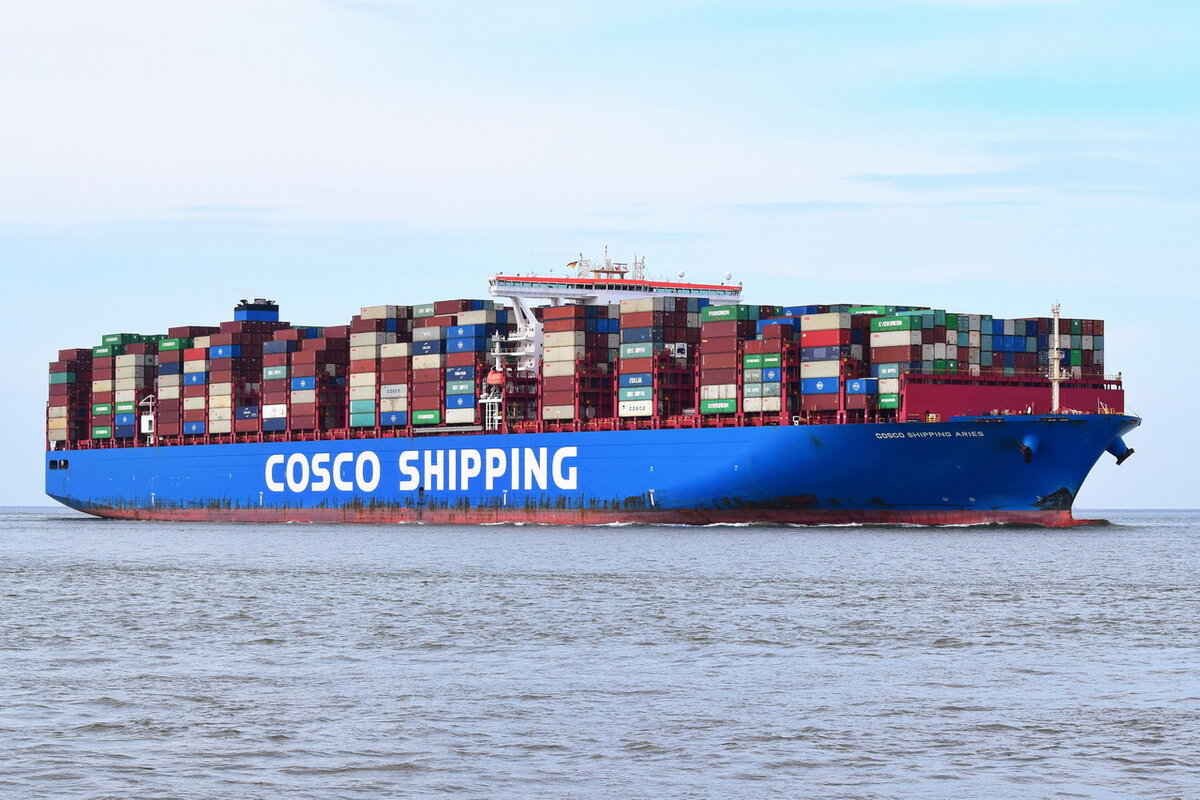 COSCO SHIPPING ARIES , Containerschiff , IMO 9783497 , 400 x 58.76 m , Baujahr 2018 , 19273  TEU , Cuxhaven , 21.04.2022