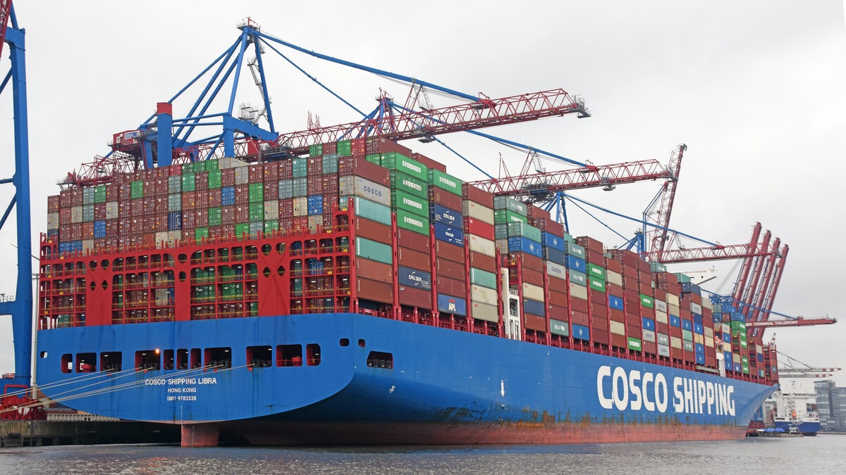 COSCO SHIPPING LIBRA (IMO 9783538, Länge 399 Meter) am 16.09.2021 im Hafen von Hamburg