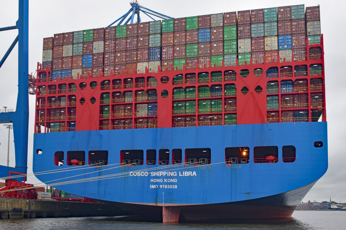 COSCO SHIPPING LIBRA (IMO 9783538, Länge 399 Meter) am 16.09.2021 im Hafen von Hamburg