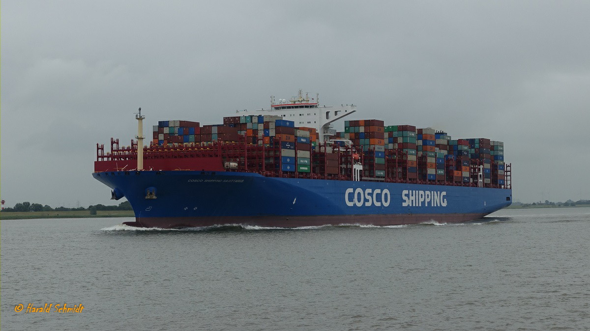 COSCO SHIPPING SAGITTARIUS (IMO 9783473) am 14.7.2019, Hamburg auslaufend auf der Unterelbe / 
Containerschiff / BRZ 194.864 / Lüa 399,8 m, B 58,6 m, Tg 16 m / 1 Diesel, 67.100 kW, 21 kn / 20.119 TEU / gebaut 2018 in Fernost  / Flagge+ Heimathafen: Hongkong /
