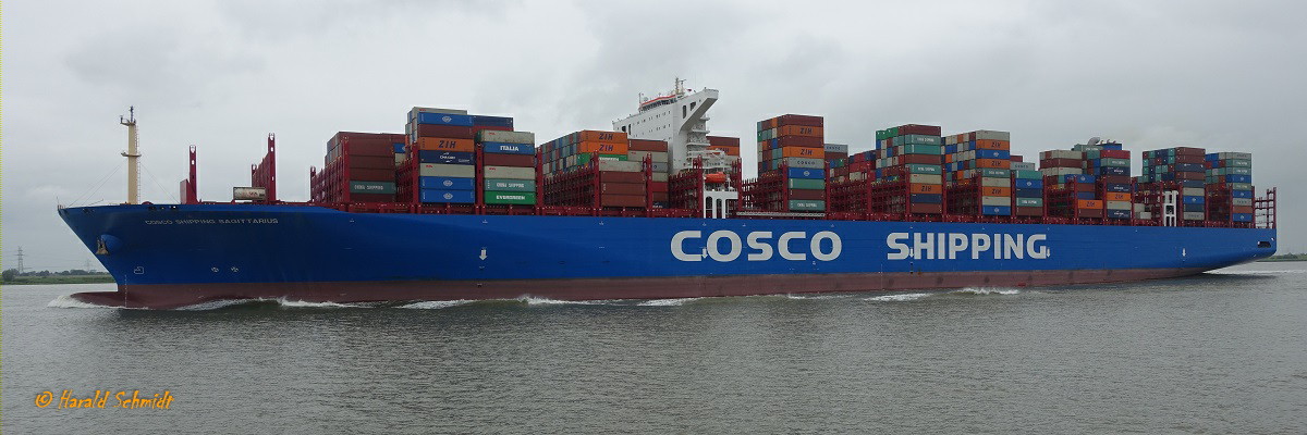 COSCO SHIPPING SAGITTARIUS (IMO 9783473) am 14.7.2019, Hamburg auslaufend auf der Unterelbe / 
Containerschiff / BRZ 194.864 / Lüa 399,8 m, B 58,6 m, Tg 16 m / 1 Diesel, 67.100 kW, 21 kn / 20.119 TEU / gebaut 2018 in Fernost  / Flagge+ Heimathafen: Hongkong /
