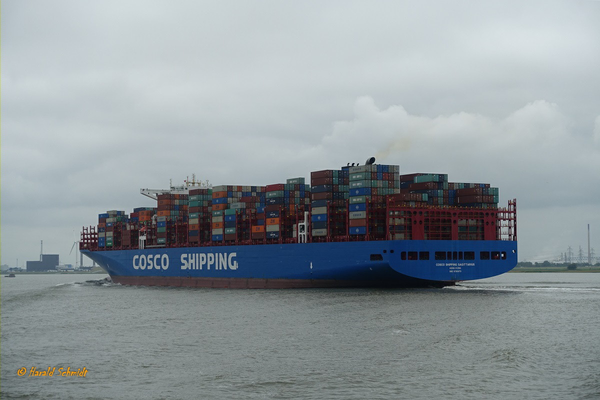 COSCO SHIPPING SAGITTARIUS (IMO 9783473) am 14.7.2019, Hamburg auslaufend auf der Unterelbe / 
Containerschiff / BRZ 194.864 / Lüa 399,8 m, B 58,6 m, Tg 16 m / 1 Diesel, 67.100 kW, 21 kn / 20.119 TEU / gebaut 2018 in Fernost  / Flagge+ Heimathafen: Hongkong /
