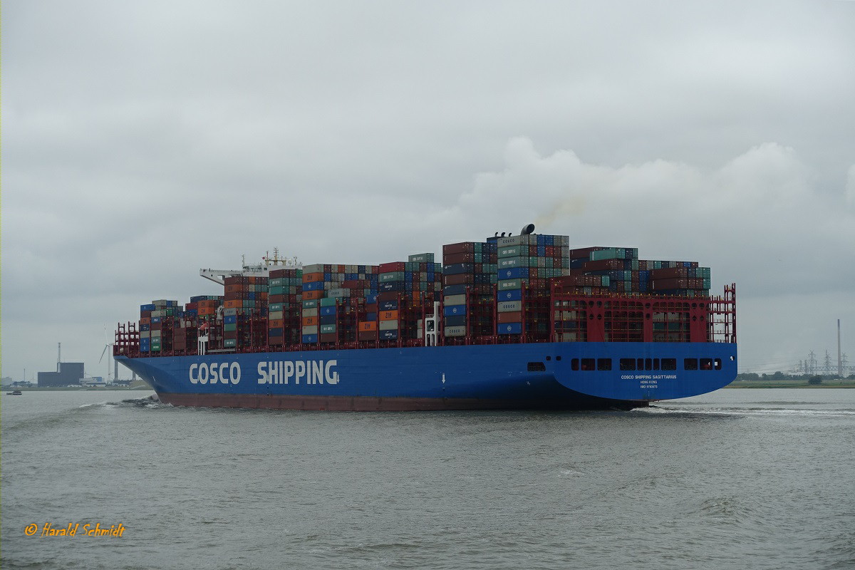 COSCO SHIPPING SAGITTARIUS (IMO 9783473) am 14.7.2019, Hamburg auslaufend auf der Unterelbe / 
Containerschiff / BRZ 194.864 / Lüa 399,8 m, B 58,6 m, Tg 16 m / 1 Diesel, 67.100 kW, 21 kn / 20.119 TEU / gebaut 2018 in Fernost  / Flagge+ Heimathafen: Hongkong /
