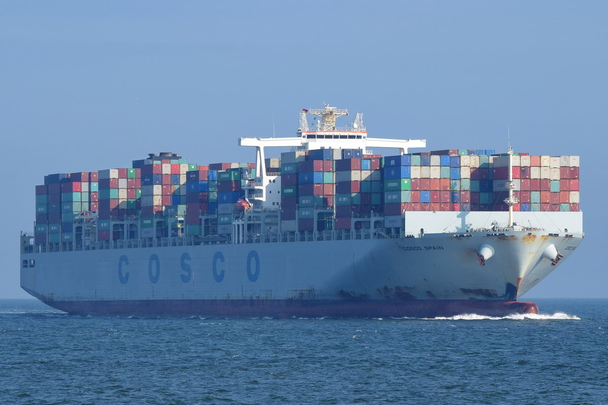 COSCO SPAIN , Containerschiff , IMO  9516442 , Baujahr 2014 , 365.9m × 51.2m , 13386 TEU ,  am 06.09.2018 bei der Alten Liebe Cuxhaven 