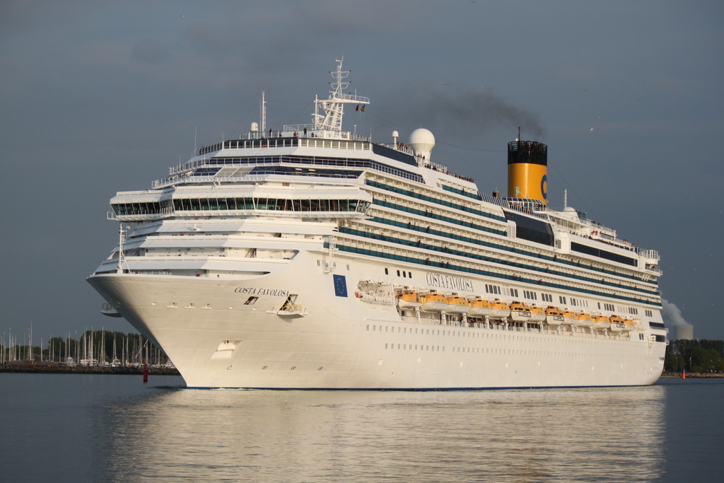 Costa Favolosa auf dem Weg von Gteborg nach Kopenhagen beim Auslaufen in Warnemnde.22.05.2015